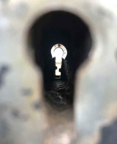 מבעד לחור המנעול